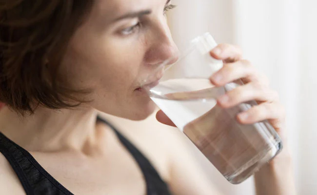 Cholesterol कम करने में क्या मदद कर सकता है गर्म पानी, जानिए किन दिक्कतों में असरदार है Warm Water पीना